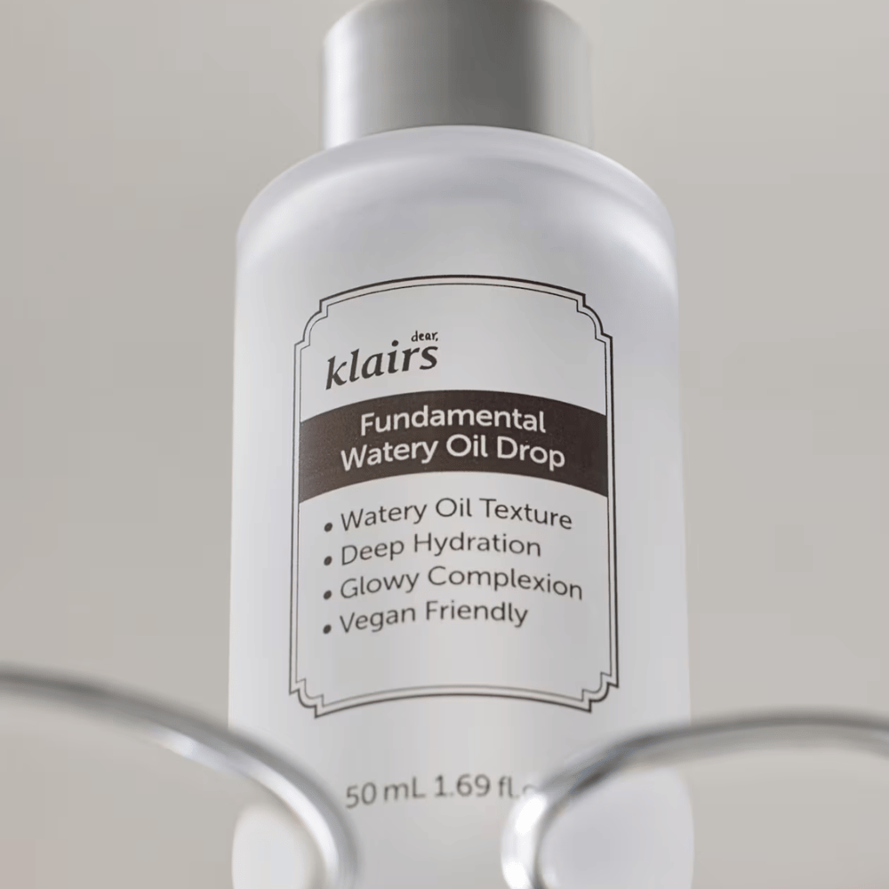 Fľaša s Klairs Fundamental Watery Oil Drop, 50 ml, umiestnená v priehľadnom držiaku, s jasnou etiketou, ktorá vyzdvihuje hydratačné a vegánske vlastnosti produktu.