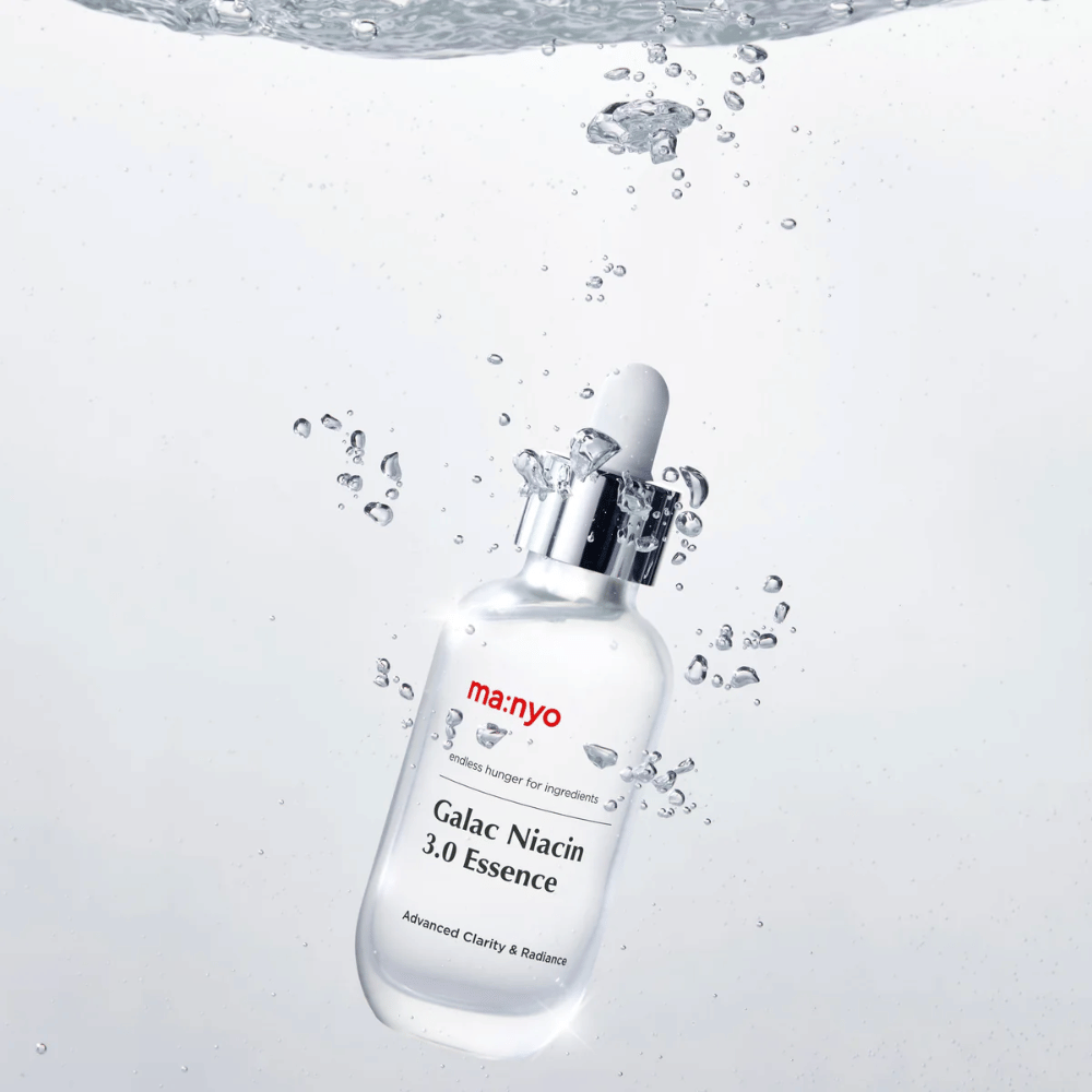 Ma:nyo Galac Niacin 3.0 Essence pod vodou – symbol pre jeho hydratačnú a sviežu formulu, ktorá obnovuje rovnováhu a žiar pokožky.