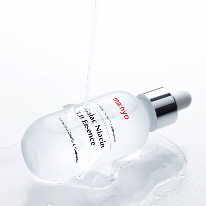 Ma:nyo Galac Niacin 3.0 Essence – hydratačná a rozjasňujúca esencia s galactomyces a niacínamidom, ktorá zlepšuje jasnosť a štruktúru pokožky.