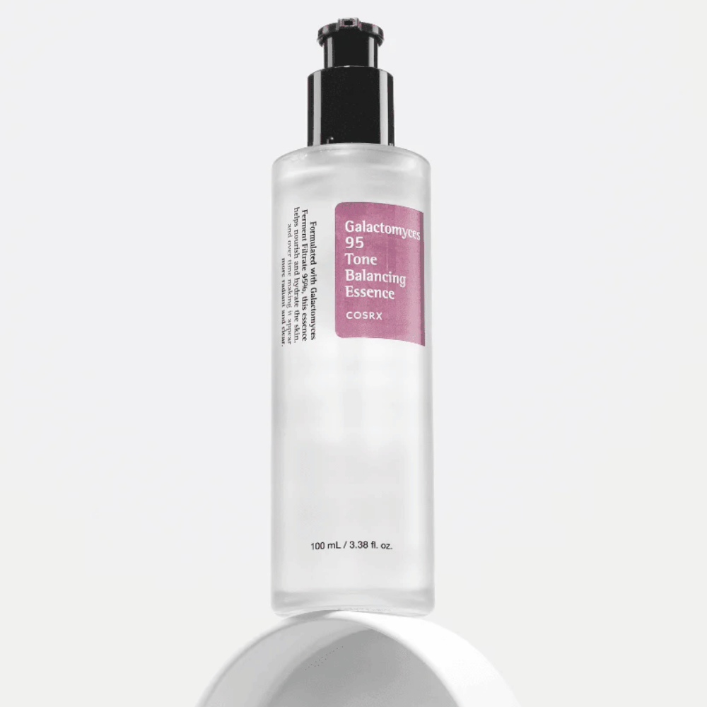 Fľaša s COSRX Galactomyces 95 Tone Balancing Essence stojaca na bielom pozadí. Esencia hydratuje a posilňuje kožnú bariéru s 95 % fermentovaným filtrátom.