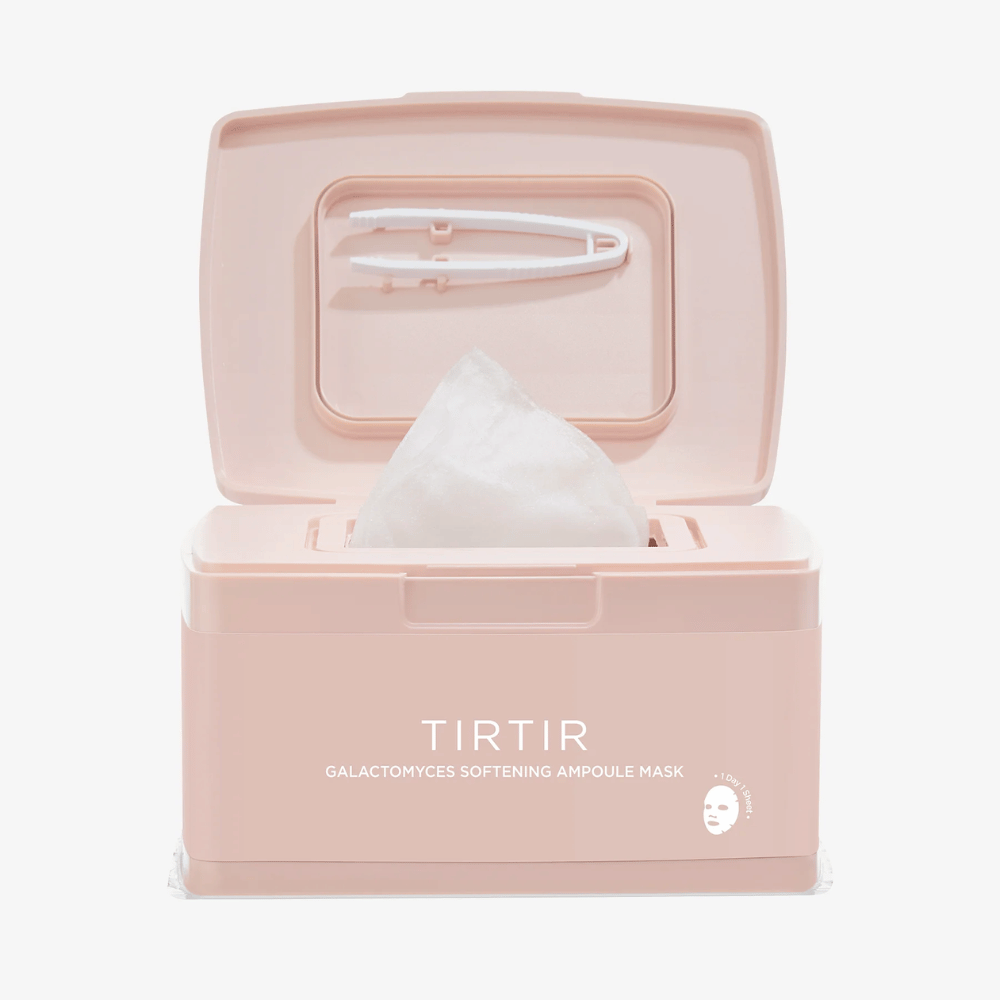 Ružové balenie s otvoreným vekom, ktoré ukazuje vyvýšenú pleťovú masku a priloženú pinzetu pripevnenú na vnútornej strane veka, označené textom "TIRTIR GALACTOMYCES SOFTENING AMPOULE MASK".