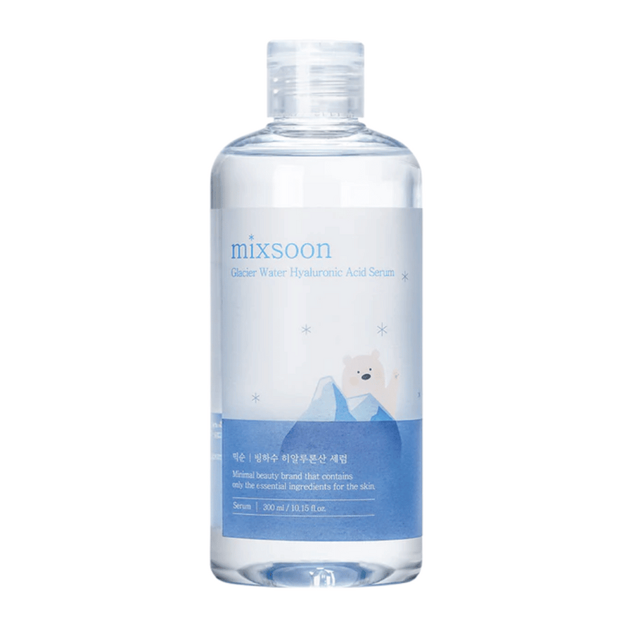 Mixsoon Glacier Water Hyaluronic Acid Serum v priehľadnej fľaši s modrou etiketou a motívom ľadového medveďa, videný spredu na bielom pozadí.