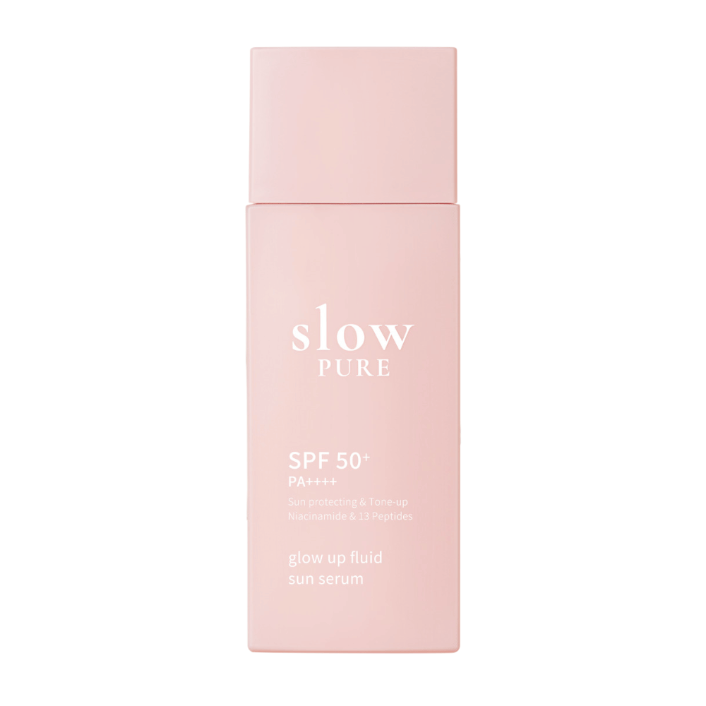 Slow Pure Glow Up Fluid Sun Serum SPF 50+ PA++++ v ružovej fľaši s ochrannou a rozjasňujúcou formulou.