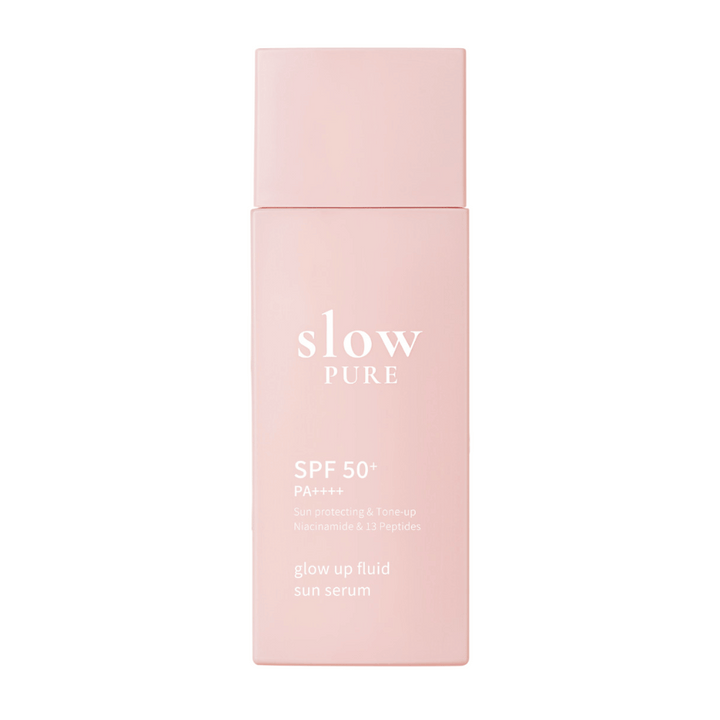 Slow Pure Glow Up Fluid Sun Serum SPF 50+ PA++++ v ružovej fľaši s ochrannou a rozjasňujúcou formulou.