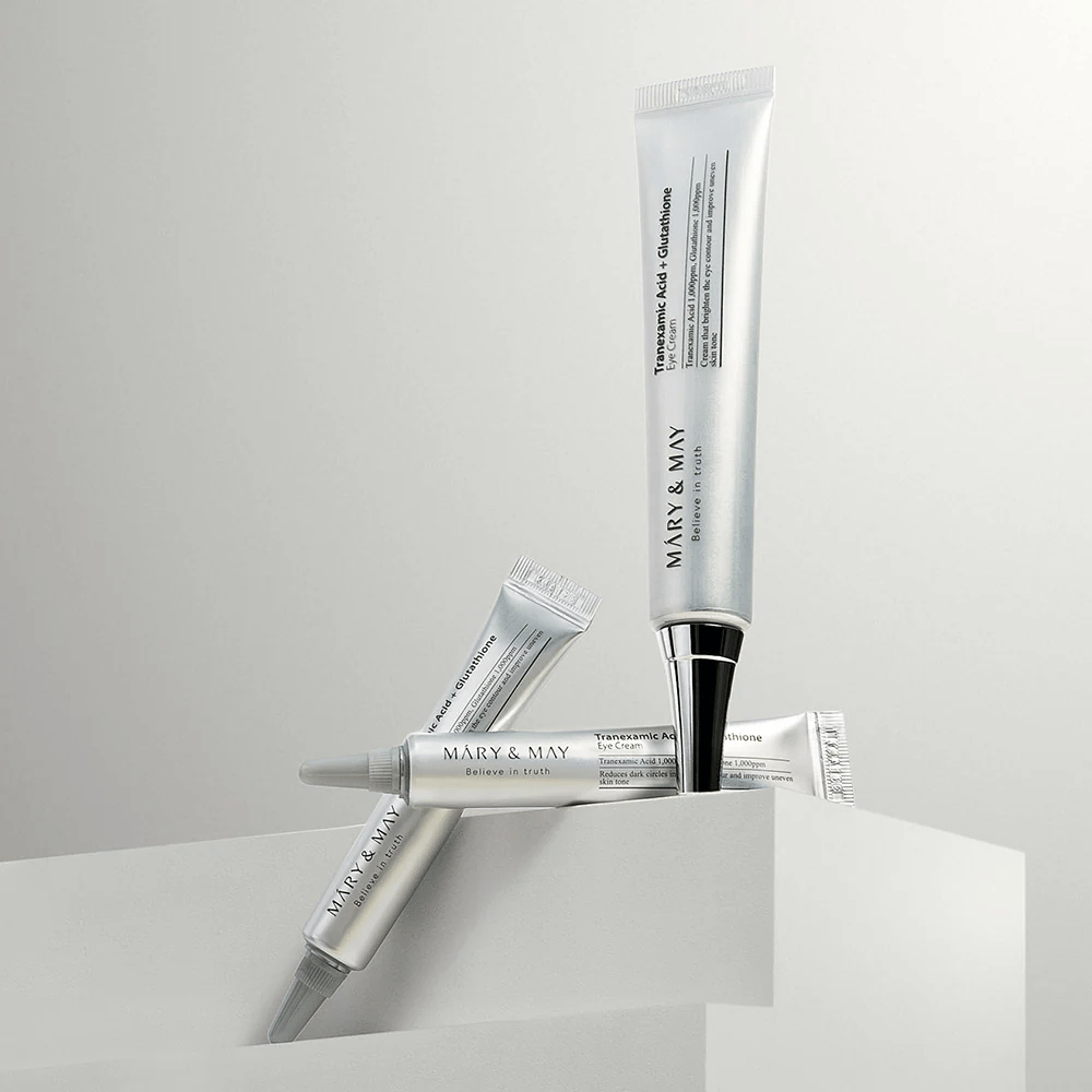 Mary&May Tranexamic Acid + Glutathione Eye Cream postavený v štúdiu, kórejský očný krém, ktorý kombinuje tranexamovú kyselinu a glutathion pre jasnejší pohľad.