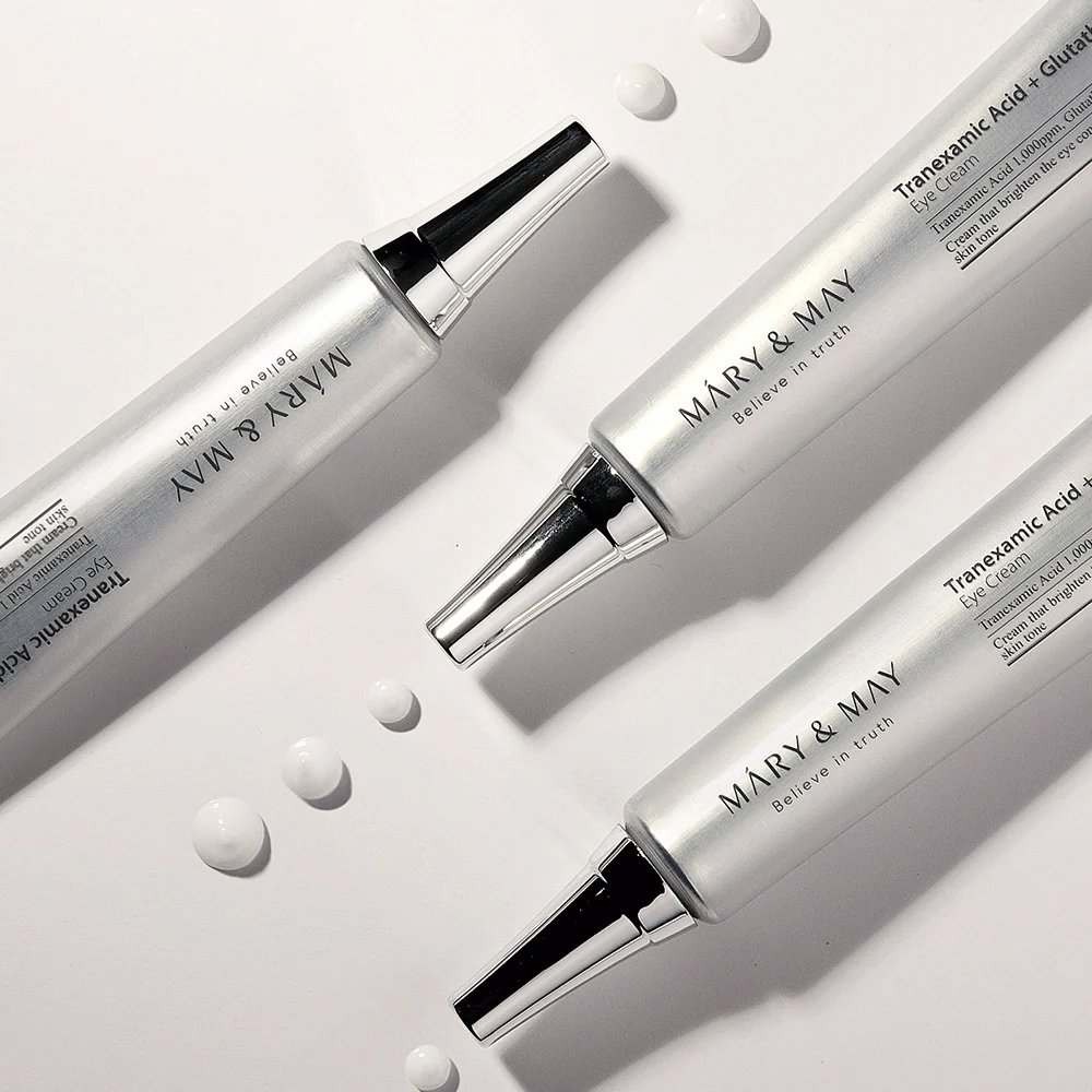 Štylizovaný produktový obrázok Mary&May Tranexamic Acid + Glutathione Eye Cream, ktorý ukazuje konzistenciu krému a zameranie na zosvetľujúcu starostlivosť o oči.