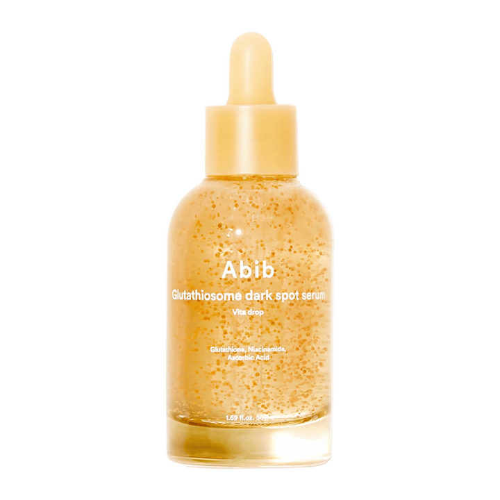 Produktový obrázok Abib Glutathiosome Dark Spot Serum Vita Drop v priehľadnej sklenenej fľaši so žltou pipetou a viditeľnými mikrokapsulami v sére.