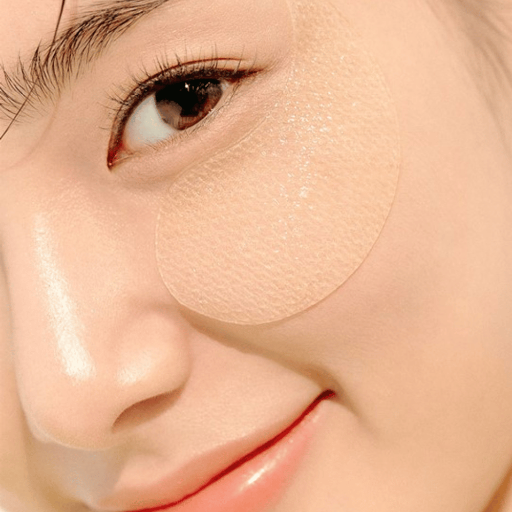 Detailný záber na oko ženy s hydratačnou očnou maskou umiestnenou pod ním.