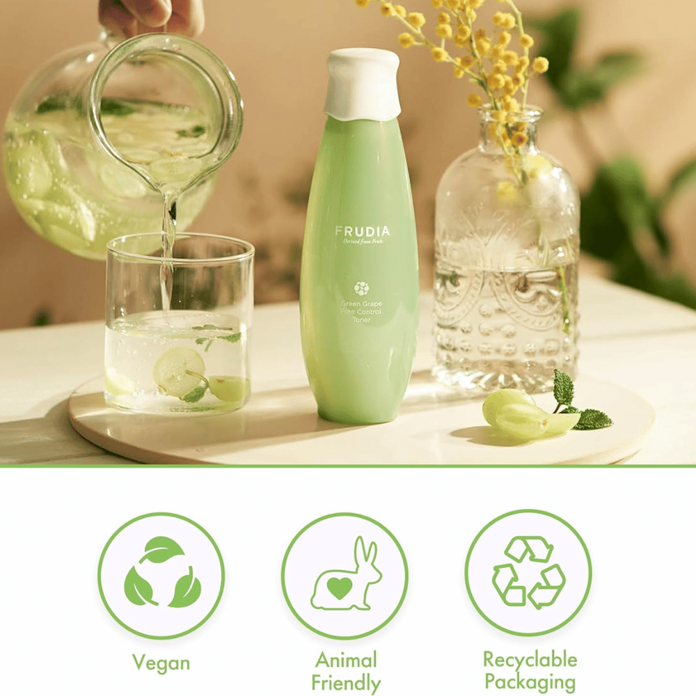 Frudia Green Grape Pore Control Toner v prirodzenom prostredí so zelenými hroznami a vodou, ktorá symbolizuje sviežu starostlivosť o póry, hydratáciu a vyváženú pleť s vegánskou kórejskou starostlivosťou o pleť.