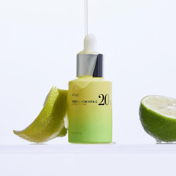 ANUA Green Lemon Vita C Blemish Serum, prezentované s plátkom zeleného citróna, obsahuje 20g séra.