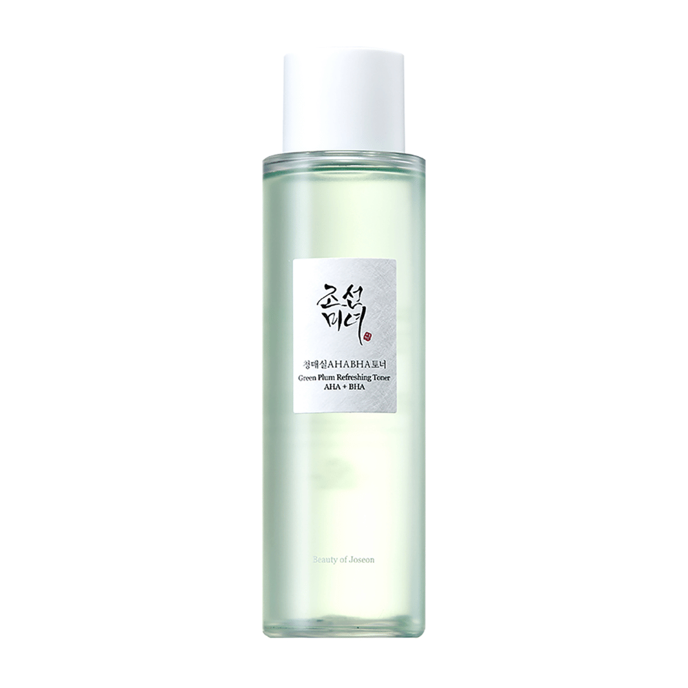Fľaša s "Green Plum Refreshing Toner" AHA + BHA má elegantný dizajn s bielym uzáverom a priehľadným telom, ktoré ukazuje zelenú tekutinu vo vnútri. Etiketa má štýlový čierny a červený text, čo dodáva svieži a moderný pocit.