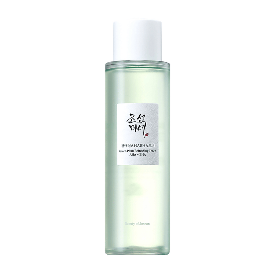 Fľaša s "Green Plum Refreshing Toner" AHA + BHA má elegantný dizajn s bielym uzáverom a priehľadným telom, ktoré ukazuje zelenú tekutinu vo vnútri. Etiketa má štýlový čierny a červený text, čo dodáva svieži a moderný pocit.