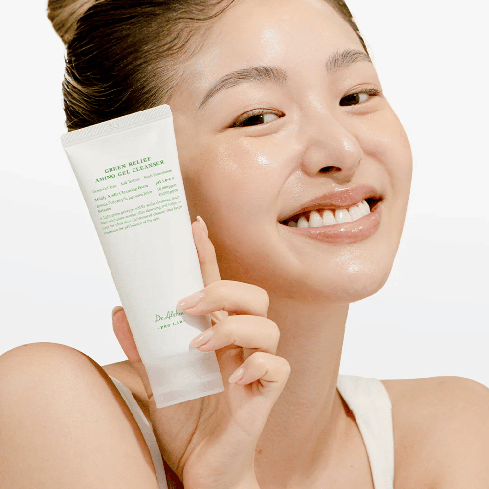 Žena so žiarivou pokožkou drží Dr. Althea Green Relief Amino Gel Cleanser – vegánsky čistiaci prostriedok pre citlivú a podráždenú pokožku.