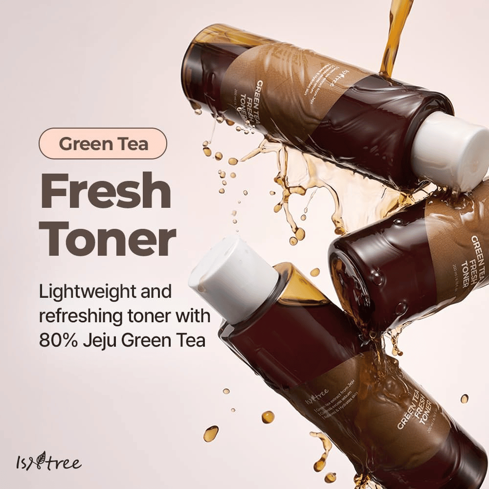 Viaceré fľaštičky Isntree Green Tea Fresh Toner sú obklopené špliechajúcim tonerom. Obrázok zvýrazňuje ľahké a osviežujúce zloženie s 80 % jeju zeleného čaju pre hydratáciu a vyváženú pleť.