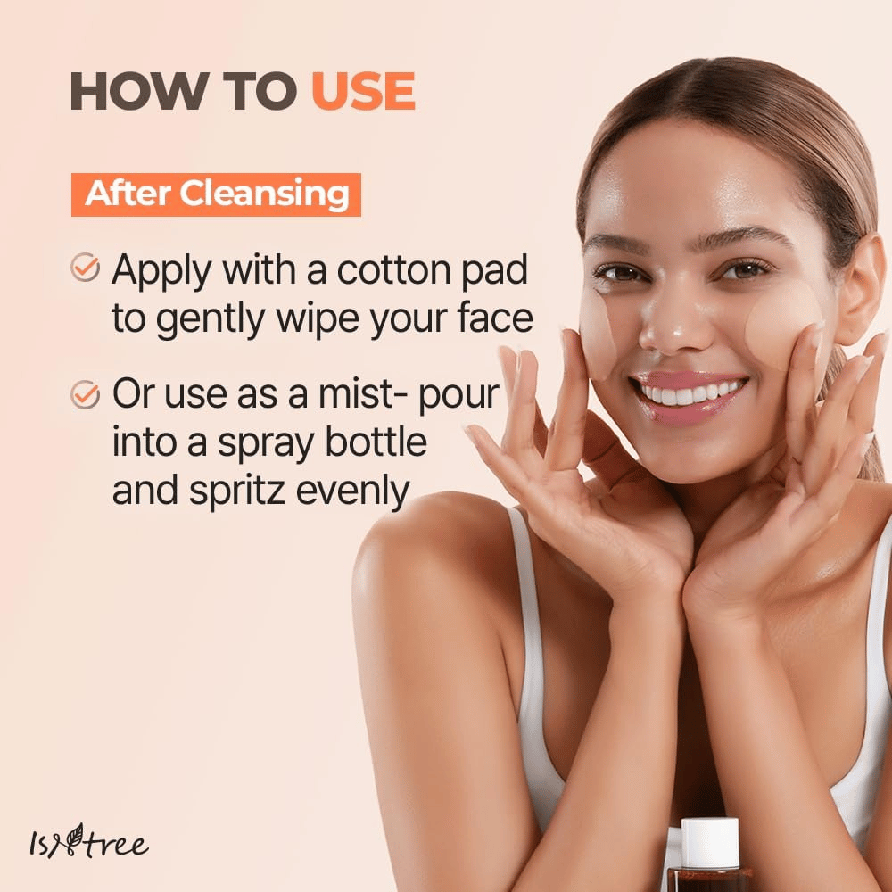 Modelka ukazuje, ako sa Isntree Green Tea Fresh Toner používa po čistení. Toner sa aplikuje pomocou vatového tampónu alebo sa môže naliať do rozprašovača a používať ako osviežujúca pleťová hmla.