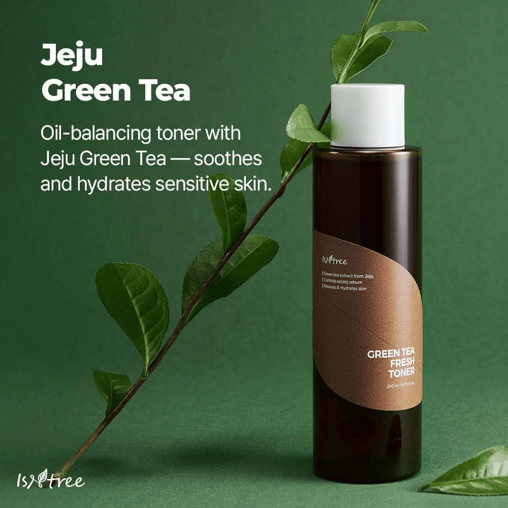 Isntree Green Tea Fresh Toner predstavený spolu s listami jeju zeleného čaju. Obrázok zdôrazňuje obsah zeleného čaju v toneri, ktorý pomáha hydratovať, upokojovať a vyvažovať pleť.
