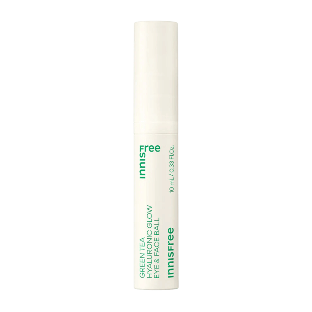 Innisfree Green Tea Hyaluronic Glow Eye & Face Ball je prezentovaný v bielej fľaši so zeleným textom. Produkt má okrúhlu aplikačnú časť a obsahuje 10 ml. Dizajn je jednoduchý a elegantný, so zameraním na produkt v popredí.