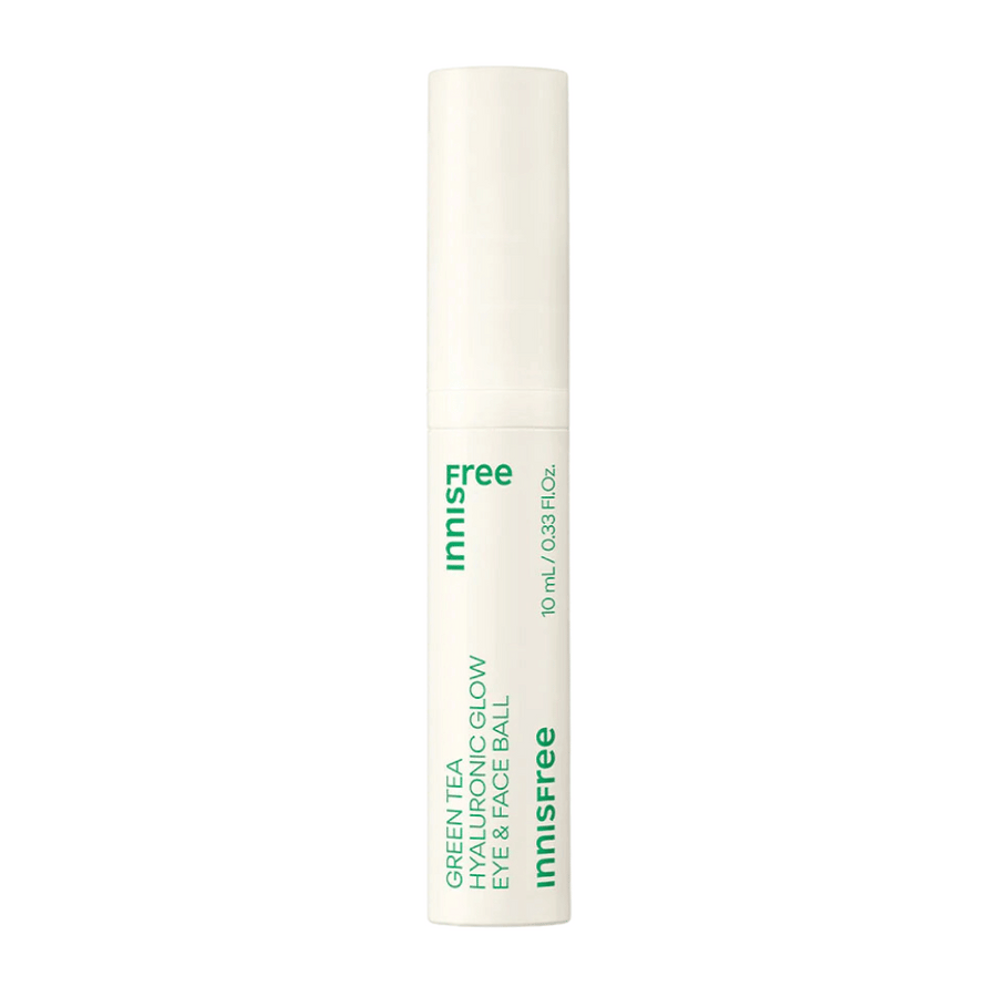 Innisfree Green Tea Hyaluronic Glow Eye & Face Ball je prezentovaný v bielej fľaši so zeleným textom. Produkt má okrúhlu aplikačnú časť a obsahuje 10 ml. Dizajn je jednoduchý a elegantný, so zameraním na produkt v popredí.