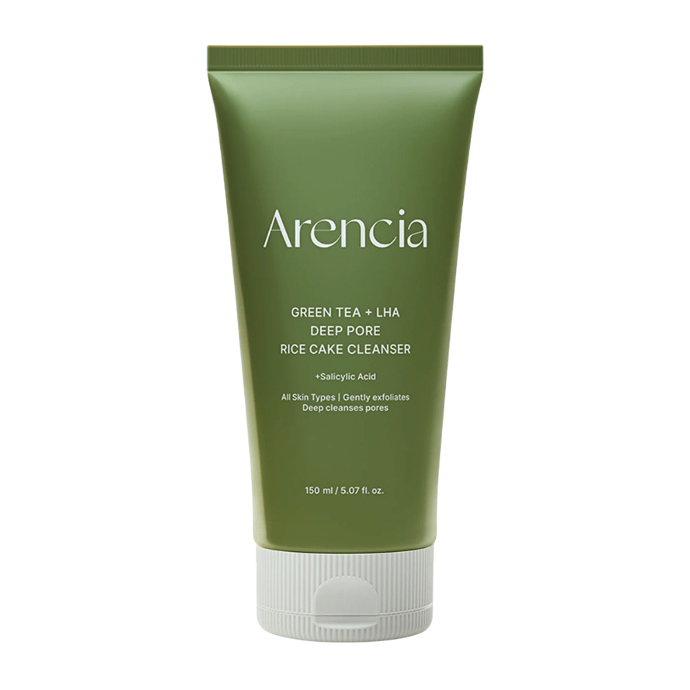 Čistý produktový obrázok Arencia Green Tea + LHA Deep Pore Rice Cake Cleanser v zelenom tubovom dizajne so zameraním na minimalistické a moderné balenie.