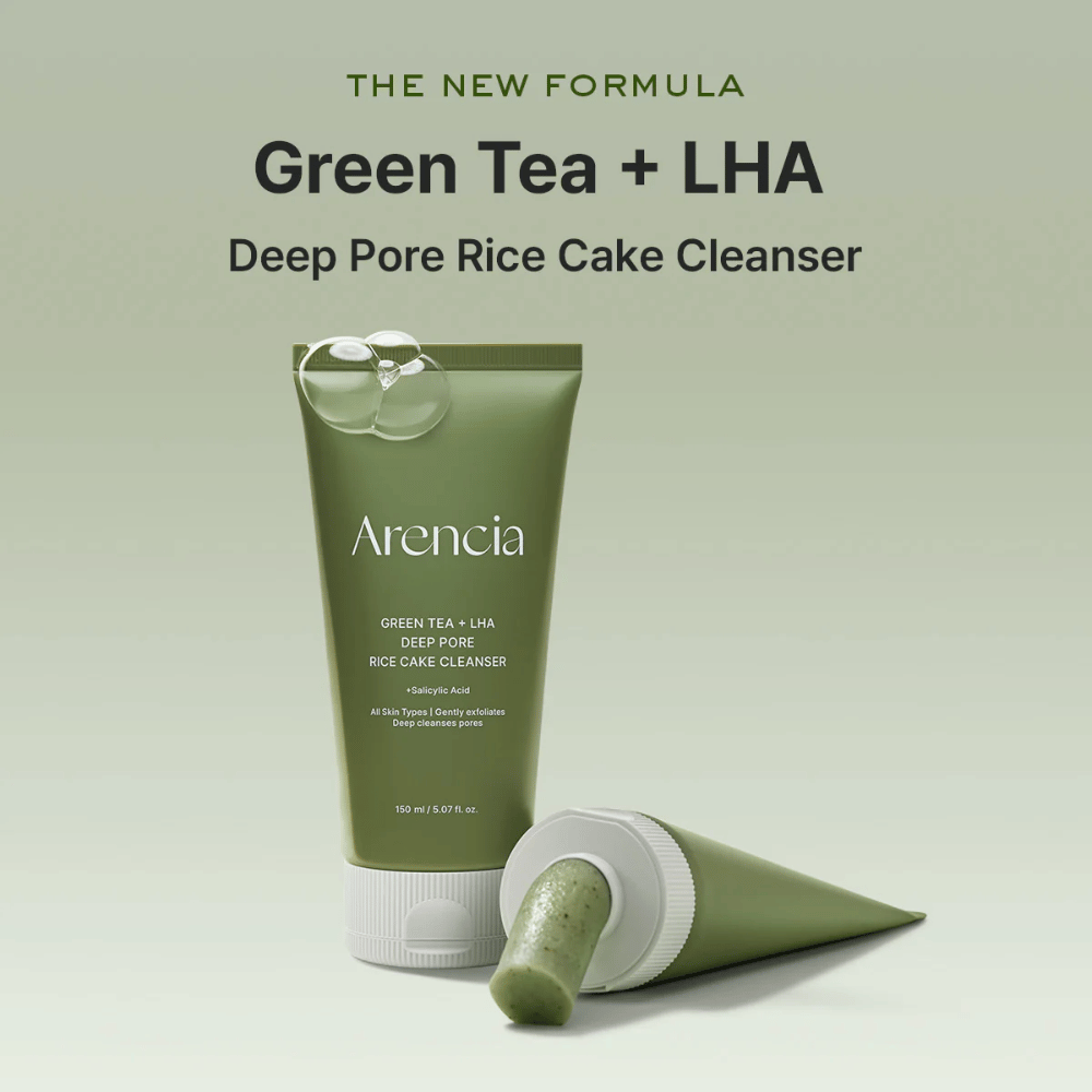 Kampaňový obrázok pre Arencia Green Tea + LHA Deep Pore Rice Cake Cleanser, ktorý zdôrazňuje nové zloženie so zeleným čajom a LHA na hĺbkové čistenie pórov.
