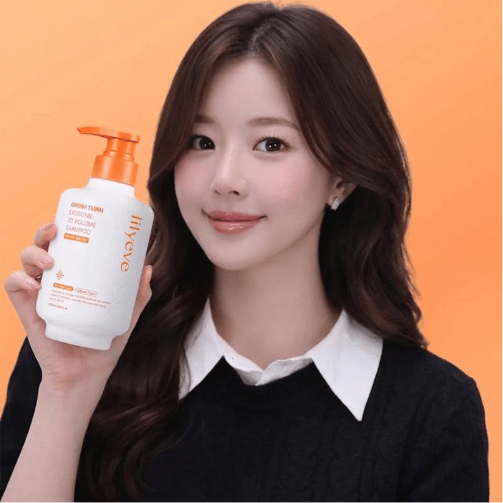 Osoba drží LILYEVE Grow:Turn Exosome 3D Volume Shampoo na objemovú starostlivosť o vlasy a pokožku hlavy