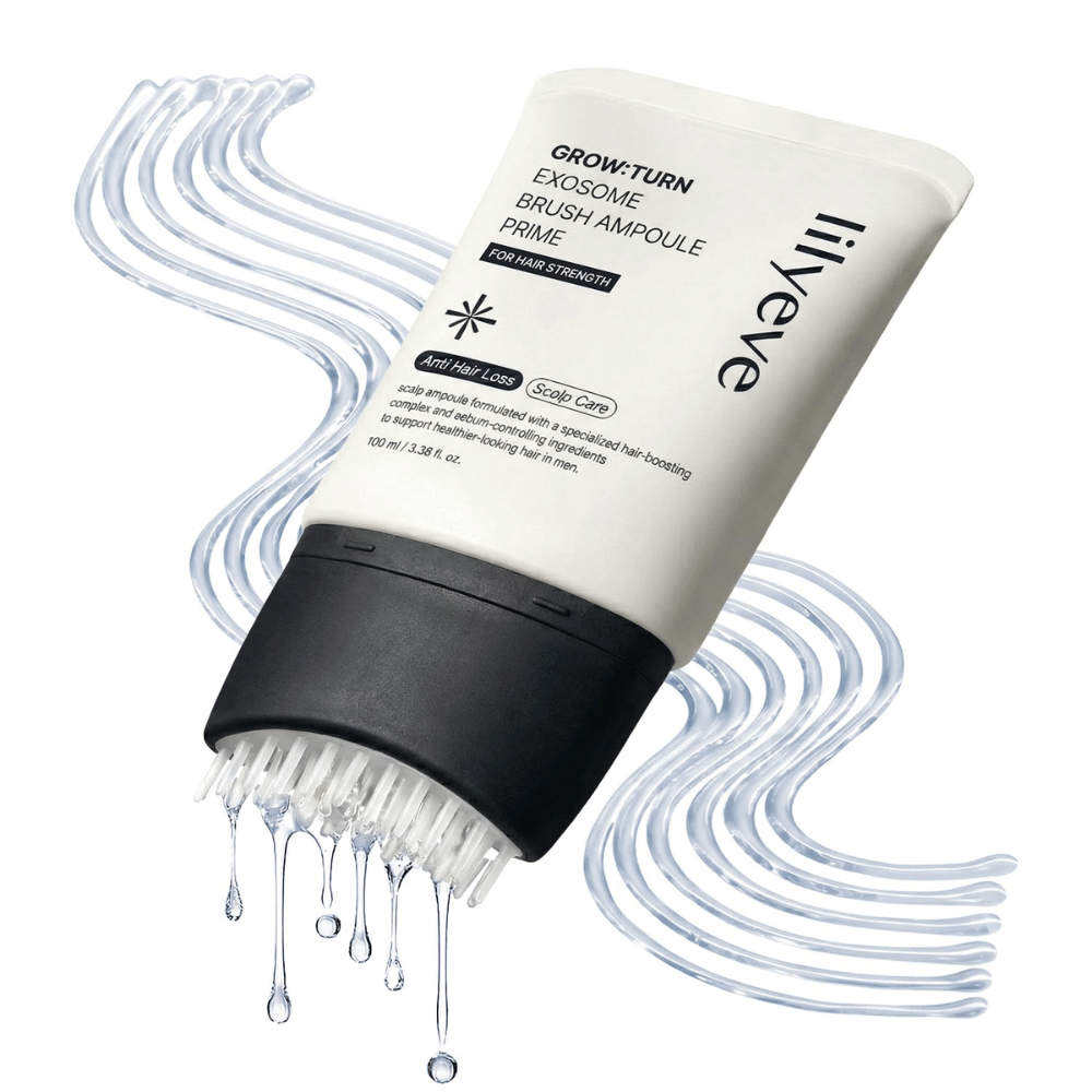 Detailný záber na LILYEVE Grow:Turn Exosome Brush Ampoule Prime s dekoratívnymi kvapkami séra a jedinečným kefkovým aplikátorom. Obrázok zdôrazňuje jednoduchú aplikáciu priamo na pokožku hlavy a cielenú starostlivosť o vlasové korienky.