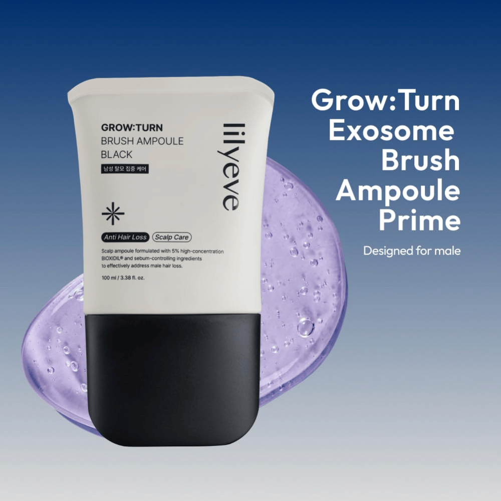 Detailný záber na LILYEVE Grow:Turn Exosome Brush Ampoule Prime s dekoratívnymi kvapkami séra a jedinečným kefkovým aplikátorom. Obrázok zdôrazňuje jednoduchú aplikáciu priamo na pokožku hlavy a cielenú starostlivosť o vlasové korienky.