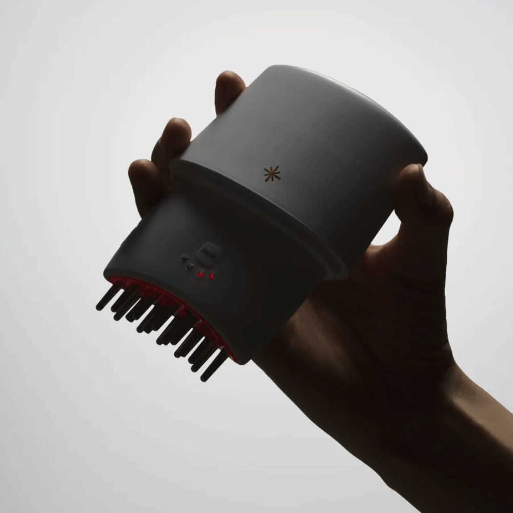 2. Lilyeve GrowTurn Pro – ručný prístroj na pokožku hlavy s kovovými hrotmi a červeným LED svetlom