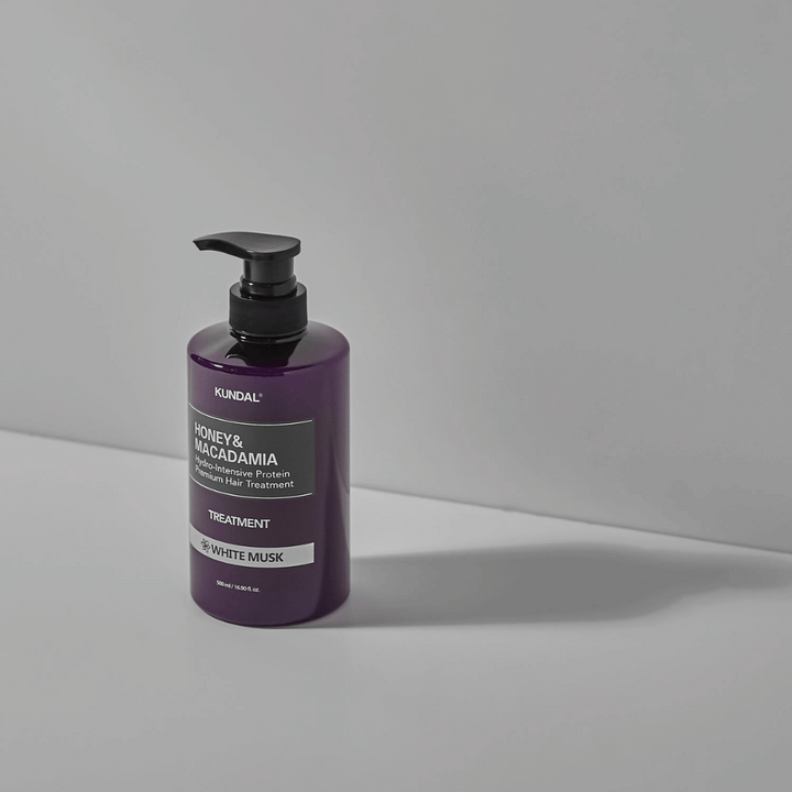 KUNDAL Honey & Macadamia Hydro-Intensive Protein Premium Hair Treatment White Musk v fialovej pumpovacej fľaši, 500 ml.