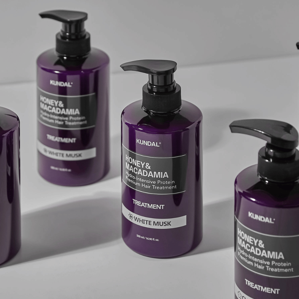 KUNDAL Honey & Macadamia Hydro-Intensive Protein Premium Hair Treatment White Musk, 500 ml, vo fialovej pumpovacej fľaši.