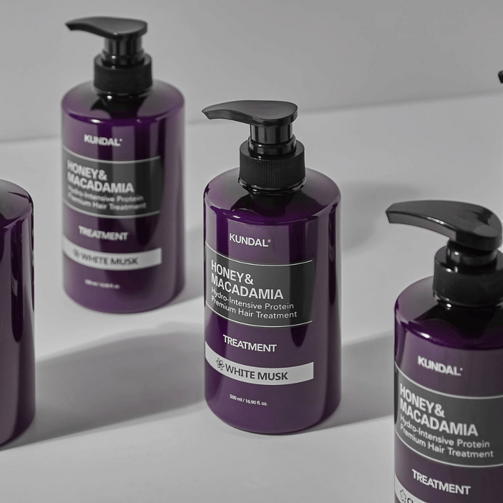 KUNDAL Honey & Macadamia Hydro-Intensive Protein Premium Hair Treatment White Musk, 500 ml, vo fialovej pumpovacej fľaši.