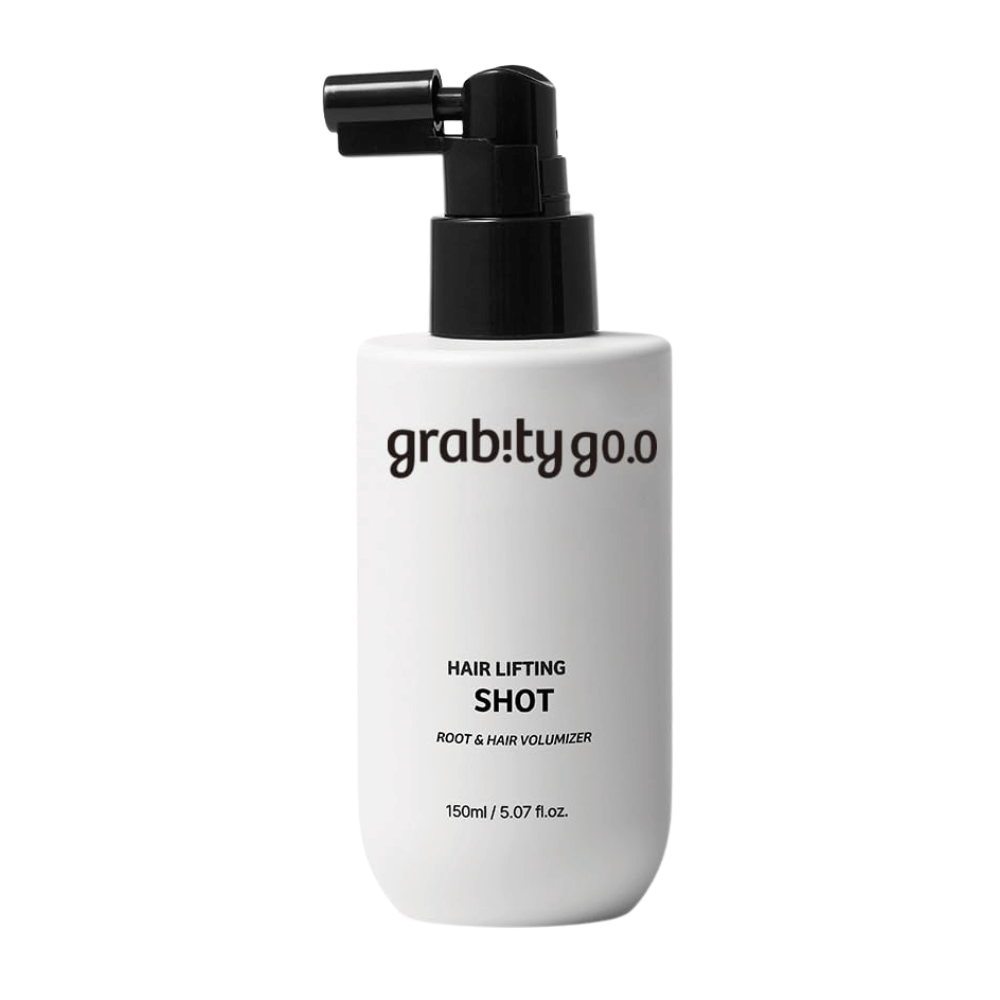 Grabity Hair Lifting Shot Root & Hair Volumizer v elegantnej bielej fľaši s rozprašovačom. Objem dodávajúci vlasový produkt vyvinutý na nadvihnutie vlasových korienkov, dodanie plnších vlasov a uľahčenie stylingu.