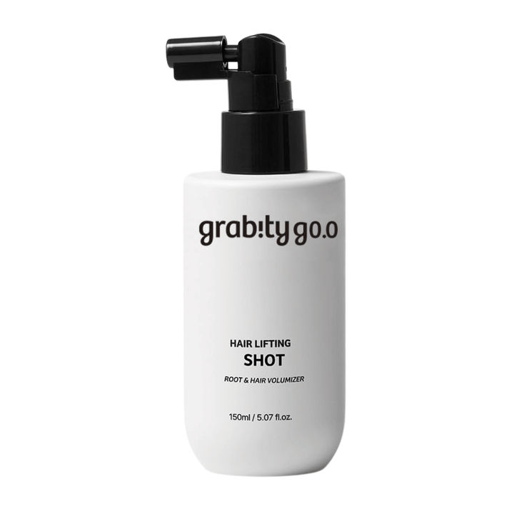 Grabity Hair Lifting Shot Root & Hair Volumizer v elegantnej bielej fľaši s rozprašovačom. Objem dodávajúci vlasový produkt vyvinutý na nadvihnutie vlasových korienkov, dodanie plnších vlasov a uľahčenie stylingu.