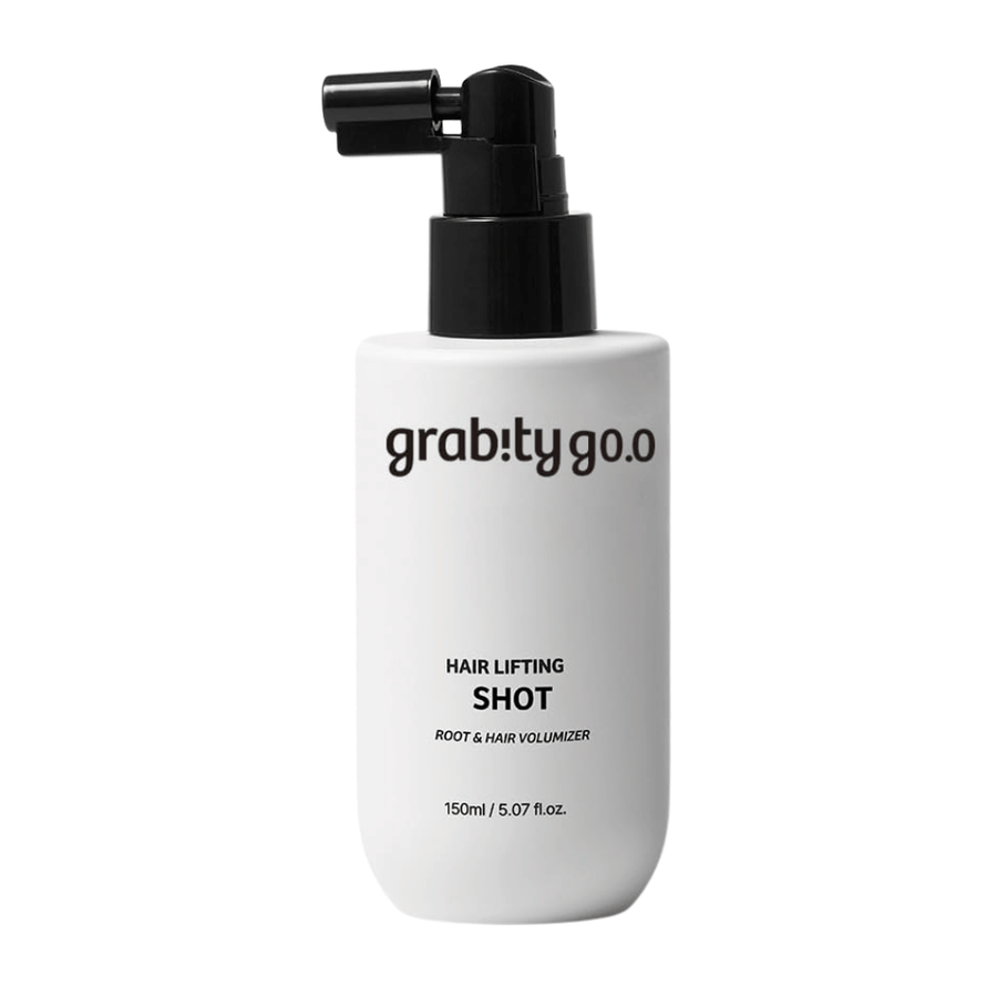 Grabity Hair Lifting Shot Root & Hair Volumizer v elegantnej bielej fľaši s rozprašovačom. Objem dodávajúci vlasový produkt vyvinutý na nadvihnutie vlasových korienkov, dodanie plnších vlasov a uľahčenie stylingu.