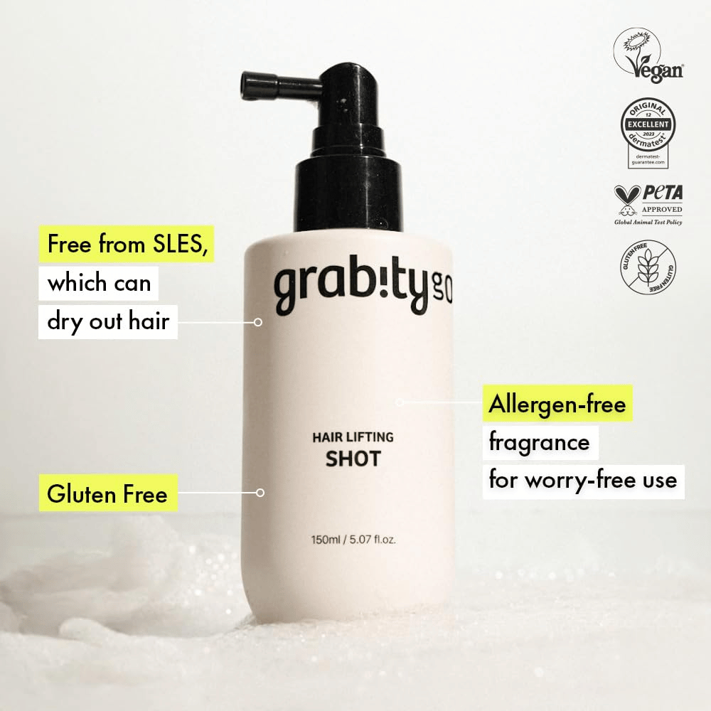 Grabity Hair Lifting Shot v bielej fľaši s rozprašovačom s informáciami o vegánskom zložení, schválení PETA, zložení bez SLES, bezlepkovej formule a vôni bez alergénov pre šetrnú starostlivosť o vlasy.