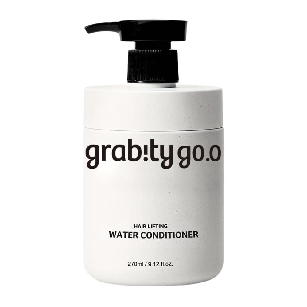 Grabity Hair Lifting Water Conditioner v štýlovej bielej pumpičkovej fľaši na svetlom pozadí. Objem dodávajúce zloženie vlasového balzamu vyvinuté na dodanie jemnosti, lesku a plnšieho vzhľadu vlasov.