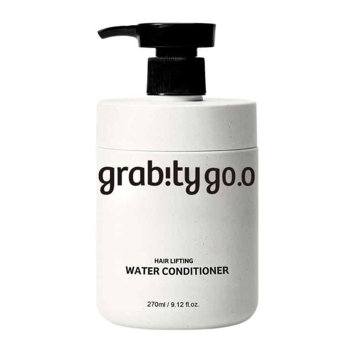 Grabity Hair Lifting Water Conditioner v štýlovej bielej pumpičkovej fľaši na svetlom pozadí. Objem dodávajúce zloženie vlasového balzamu vyvinuté na dodanie jemnosti, lesku a plnšieho vzhľadu vlasov.