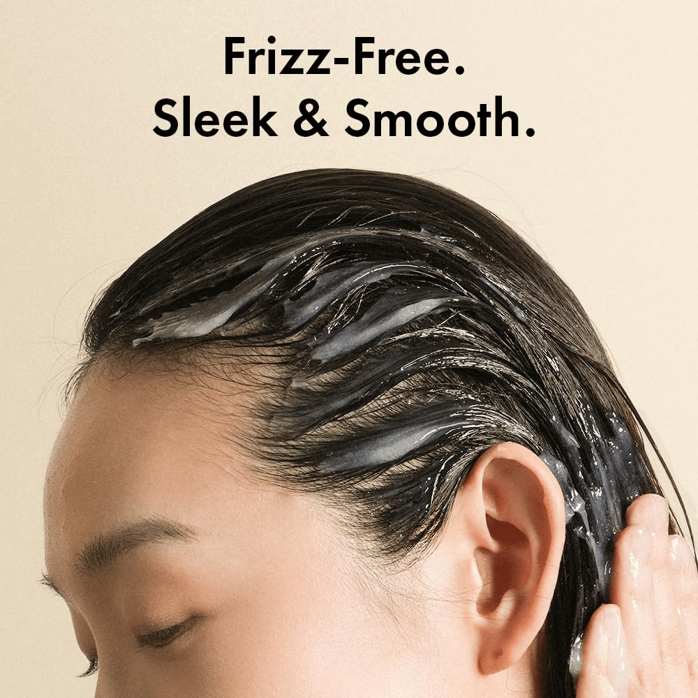 Osoba nanáša Grabity Hair Lifting Water Conditioner do mokrých vlasov. Ľahké zloženie obopína vlasové vlákna, aby pomáhalo predchádzať krepovateniu a dodalo vlasom jemnejší, hladší a upravenejší vzhľad.