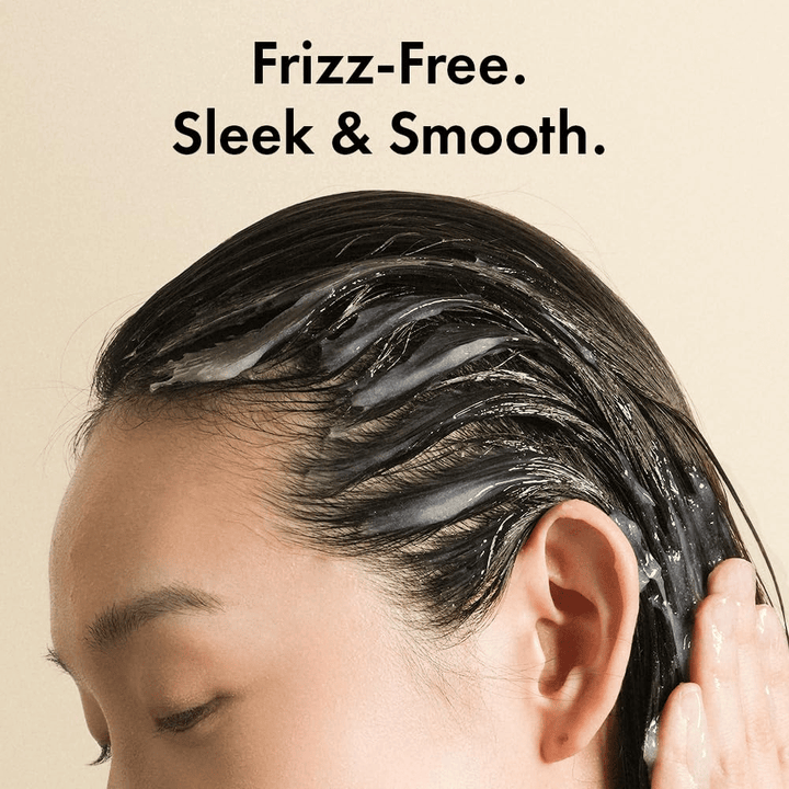 Osoba nanáša Grabity Hair Lifting Water Conditioner do mokrých vlasov. Ľahké zloženie obopína vlasové vlákna, aby pomáhalo predchádzať krepovateniu a dodalo vlasom jemnejší, hladší a upravenejší vzhľad.