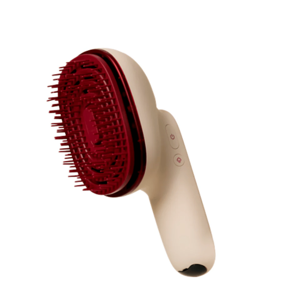 Zblízka na MOEV Hair Steamer Pro s červenými štetinami a ergonomickou rukoväťou. Profesionálna kefa na starostlivosť o vlasy s parou a LED technológiou.