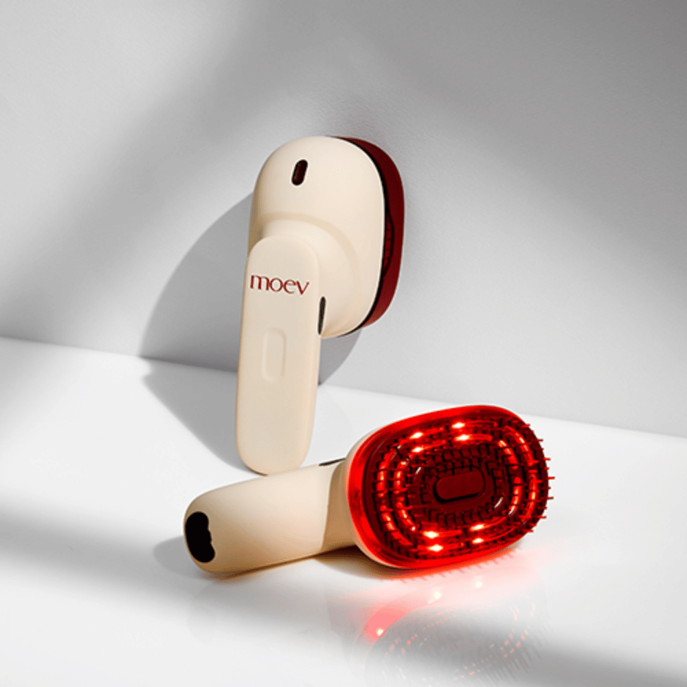 Dva MOEV Hair Steamer Pro na bielom pozadí. Jeden ukazuje aktivované červené LED svetlá, ktoré stimulujú pokožku hlavy a zlepšujú rast vlasov.