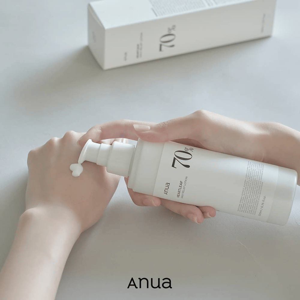 Osoba drží fľašu Anua Heartleaf 70% Daily Lotion 200ml.