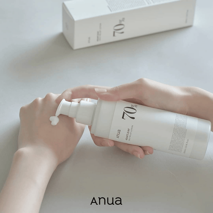 Osoba drží fľašu Anua Heartleaf 70% Daily Lotion 200ml.