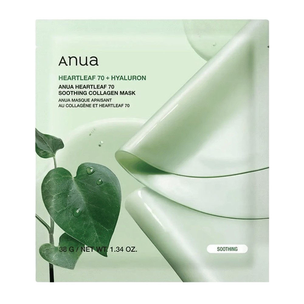 Čistý produktový obrázok Anua Heartleaf 70 Soothing Collagen Mask. Balenie má jemný zelený dizajn, ktorý vyjadruje upokojujúce a hydratačné vlastnosti. Listy heartleaf s kvapkami vody zdôrazňujú zameranie produktu na citlivú pleť, rovnováhu hydratácie a ošetrujúce zložky. Produkt je prezentovaný ako upokojujúca kolagénová maska s heartleafom a kyselinou hyalurónovou.
