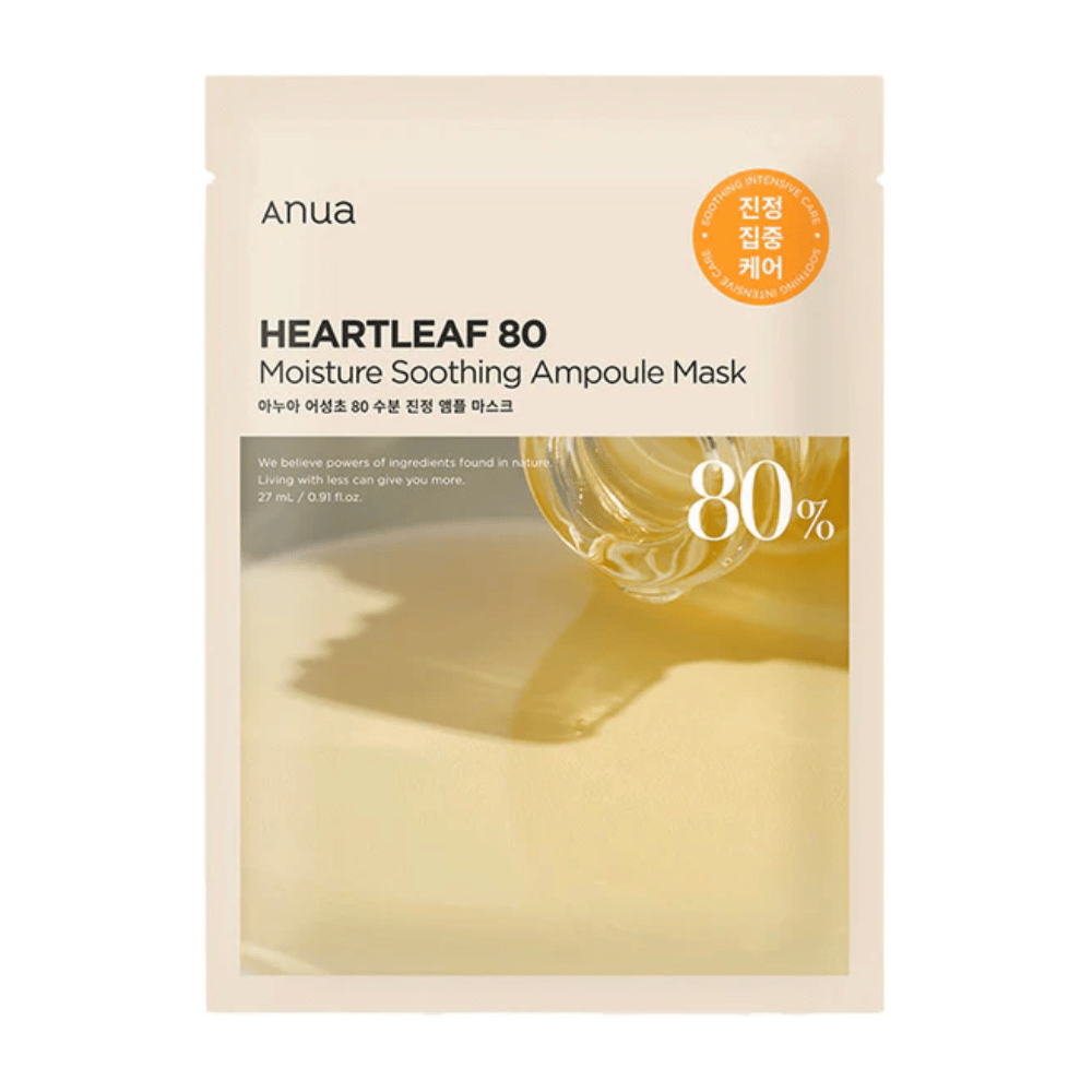 Balenie Anua Heartleaf 80 Moisture Soothing Ampoule Mask zobrazuje hustú, zlatú tekutinu kvapkajúcu na povrch, s jasnou etiketou ukazujúcou 80% hlavnú zložku. Dizajn je minimalistický s neutrálnymi farbami.