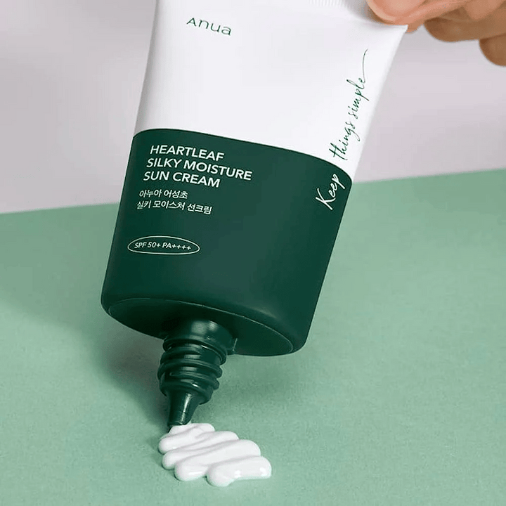  Opaľovací krém od Anua, "Heartleaf Silky Moisture", sa vytláča z tuby.