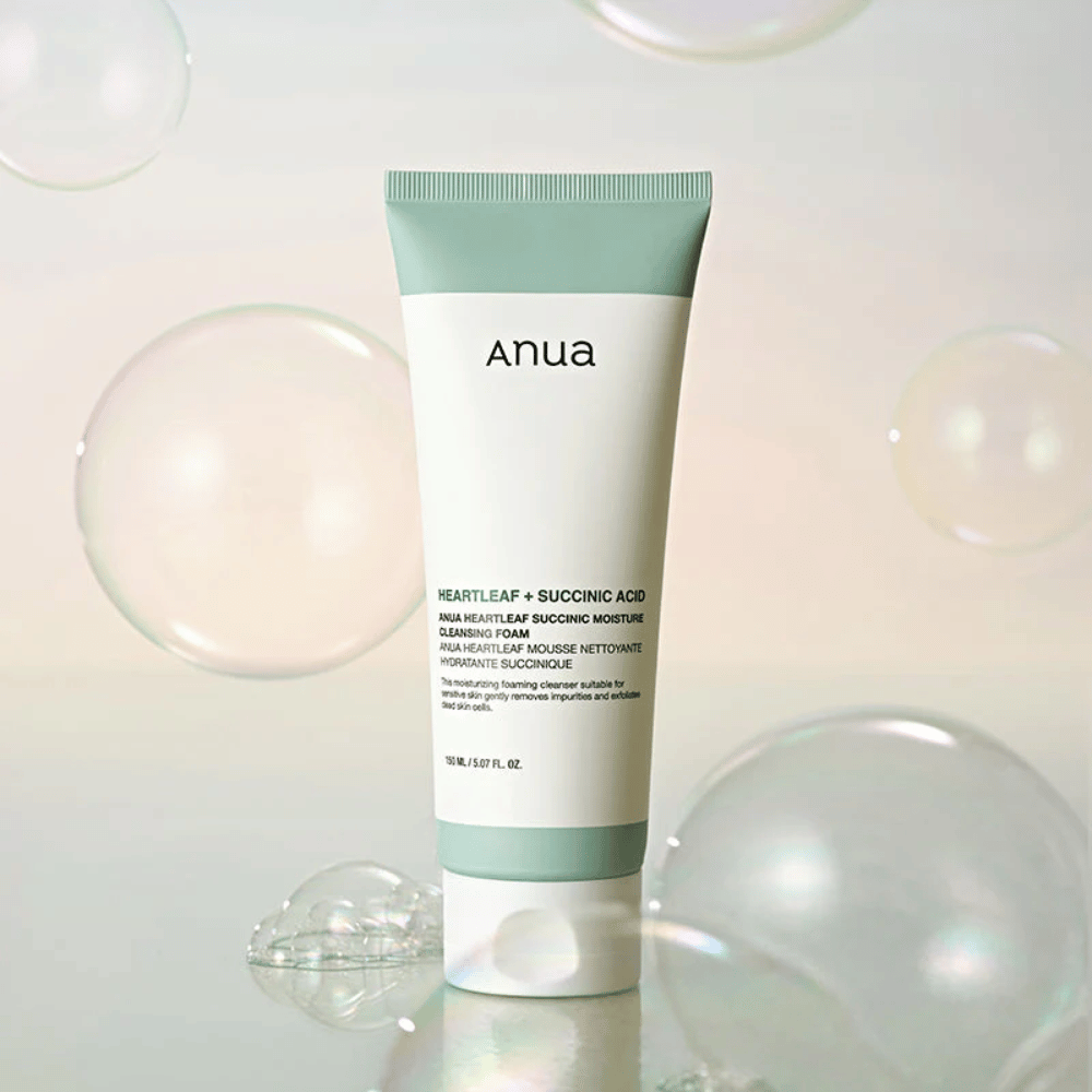 Produktová fotografia Anua Heartleaf + Succinic Acid Moisture Cleansing Foam obklopeného priehľadnými bublinkami. Obrázok posilňuje pocit jemného čistenia, sviežosti a nadýchanej peny.