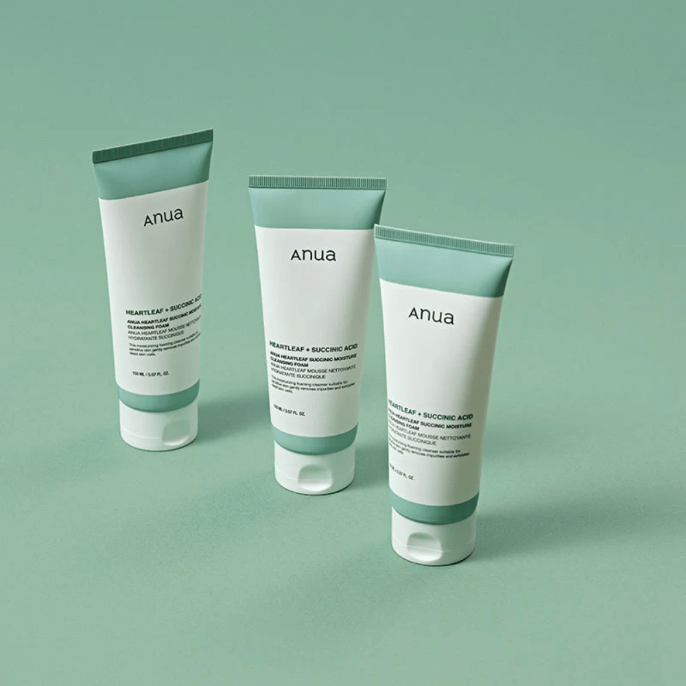 Tri balenia Anua Heartleaf + Succinic Acid Moisture Cleansing Foam prezentované na svetlozelenom pozadí. Obrázok zdôrazňuje čistý a minimalistický dizajn produktu a zároveň vytvára profesionálny dojem z produktového radu.