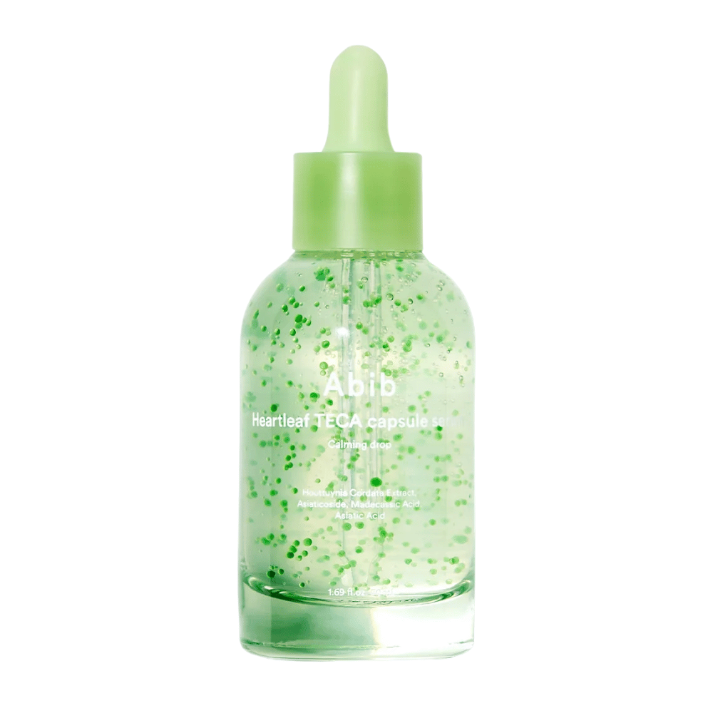 Čistá produktová fotografia Abib Heartleaf TECA Capsule Serum so zelenými kapsulami viditeľnými vo fľaštičke a so zameraním na upokojujúci dizajn séra.
