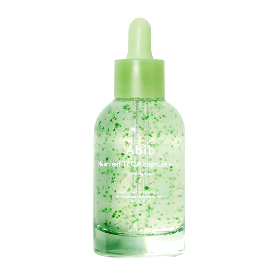 Čistá produktová fotografia Abib Heartleaf TECA Capsule Serum so zelenými kapsulami viditeľnými vo fľaštičke a so zameraním na upokojujúci dizajn séra.